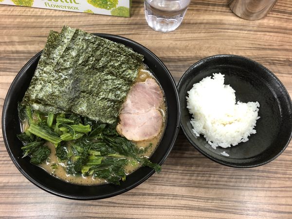 「ラーメン￥650＋ほうれん草￥100＋小ライス無料！」@家系らーめん 武蔵家 川越店の写真