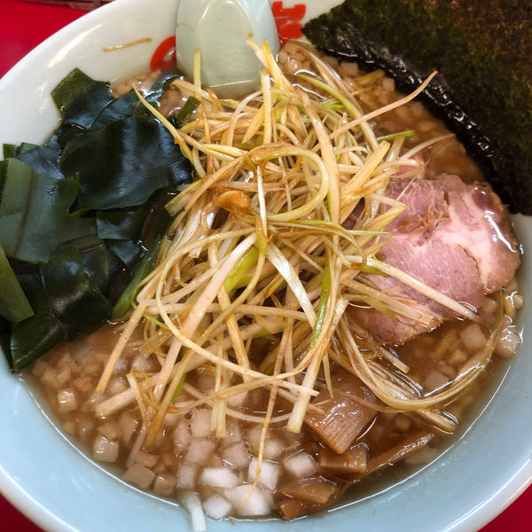 「プレミアム醤油とんこつ　890円　和えネギ　120円　煮豚」@ラーメン山岡家 大泉店の写真