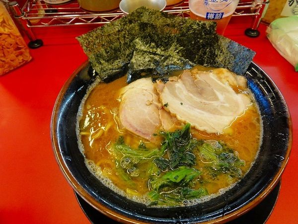「ラーメン700円中盛150円バラ1枚トントロ2枚ビール」@柏 王道家の写真