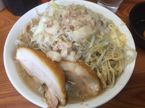 「ラーメン(麺少ﾔｻｲﾆﾝﾆｸｱﾌﾞﾗ)¥780+生玉子¥50」@ラーメン二郎 亀戸店の写真