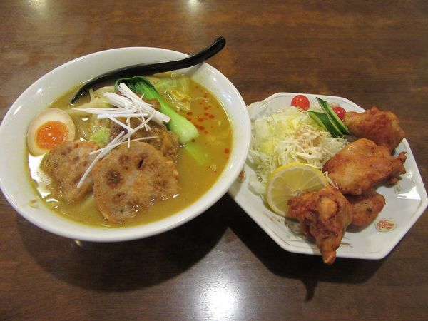 「レンコンカレーラーメン（７５０円）＋鶏の唐揚げ５８０円」@中華の福来軒の写真