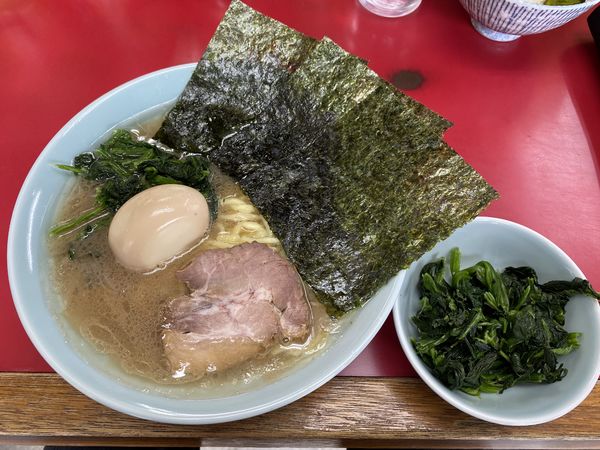 「ラーメン　味玉+ほうれん草」@横浜家系ラーメン 末広家の写真