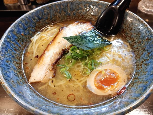 「もち豚の脂中華そば　塩」@こくや 原田屋の写真