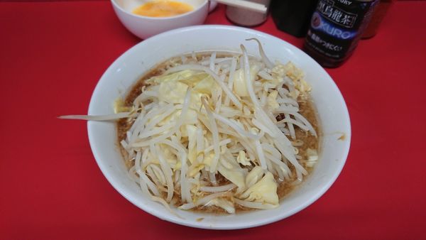 「小豚　麺半分油少な目ニンニク少し生卵」@ラーメン二郎 千住大橋駅前店の写真