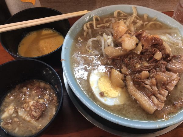 「ラーメン(麺半分) 生卵 別皿アブラ」@ラーメン富士丸 西新井大師店の写真