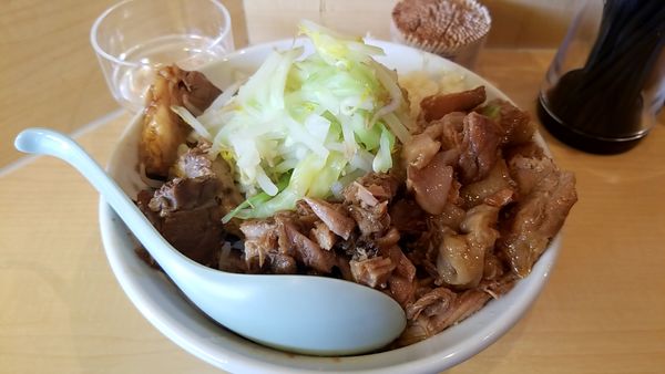 「汁無し(ﾐﾆ)500円+豚増し150円+ｺﾏﾁｬｰ100円」@ラーメンぶたまるの写真