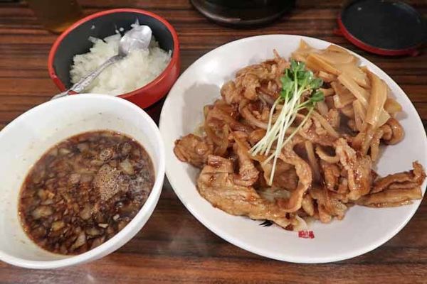 「肉盛りつけ麺並　830円＋肉増し　120円他」@魁 肉盛りつけ麺 六代目けいすけの写真
