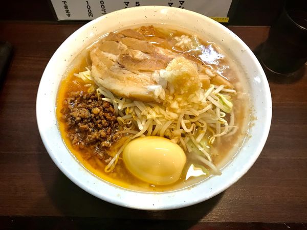 「豚辛さわぎ+煮卵」@ラーメン さわぎの写真