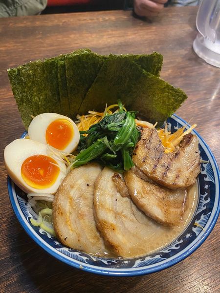 「特製ラーメン！トッピング炙りチャーシュー1枚、辛ネギ」@麺屋 武士道 船橋店の写真