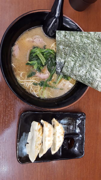 「らーめん　細麺固、餃子3個」@らーめん せい家 町田店の写真