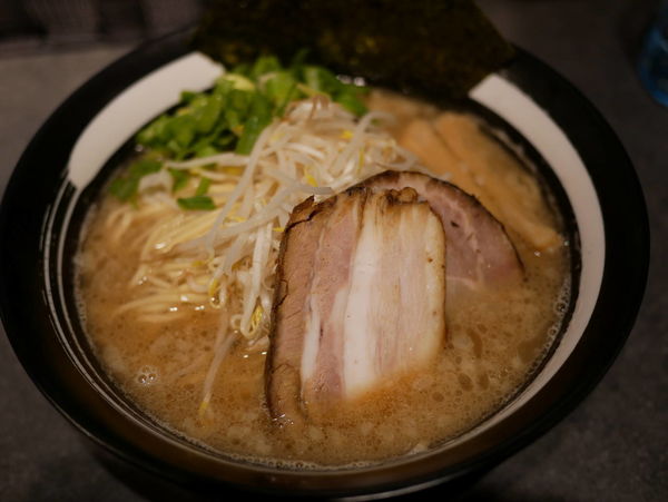 「熟成豚そば サービス大盛」@麺彩房 弐 NEXTの写真