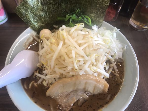 「もやし黒胡椒味噌ラーメン大盛バリ固 700円」@横浜家系ラーメン 魂心家 中央林間店の写真
