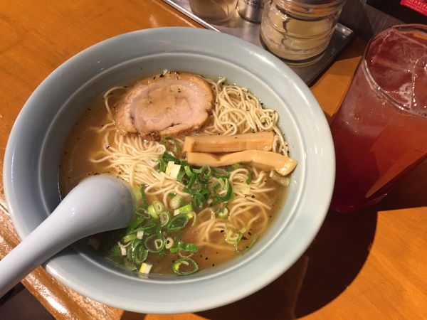「バジル塩らーめん+トマトサワー」@りゅうらーめん 東十条本店の写真