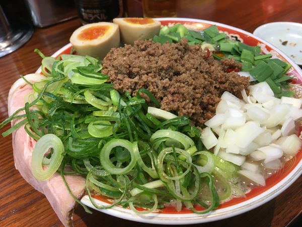 「濃厚ラーメン赤（太麺大盛り）＋九条ネギ＋キムマヨ肉丼」@ラーメンかなやの写真