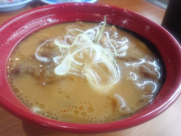 「牛カルビらーめん４２９円ニンニク付き」@無添 くら寿司 南千住店の写真