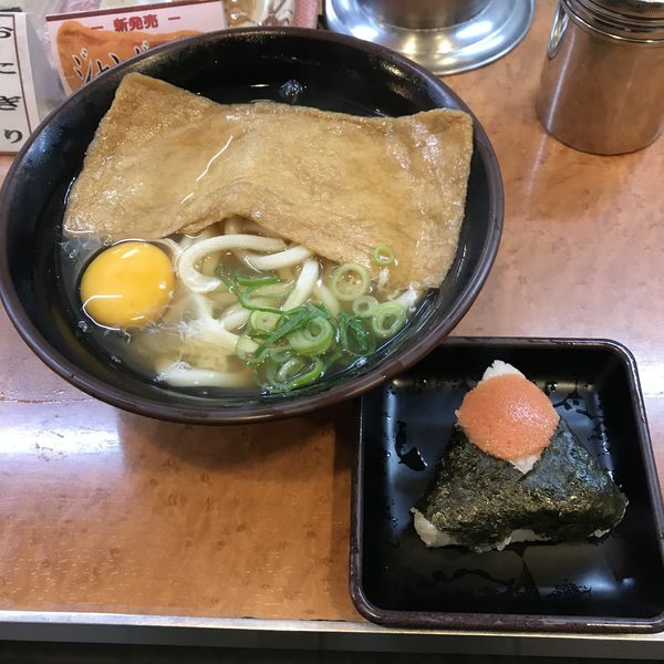 「月見きつね（￥440）＋おにぎり（￥120）」@都そば 天満店の写真