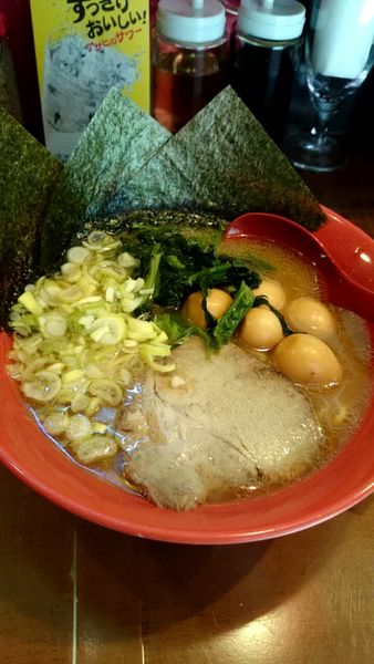 「ラーメン（６５０円）＋うずら（１００円）」@豚骨らーめん みうら家の写真