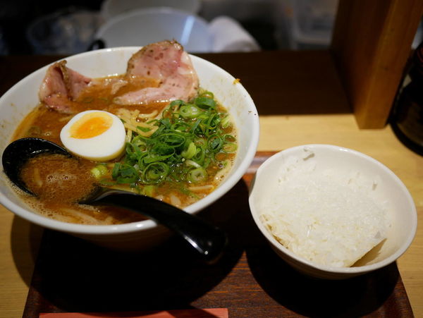 「名古屋濃厚味噌ラーメン 麺硬め＋サービスライス」@麺屋壱の写真