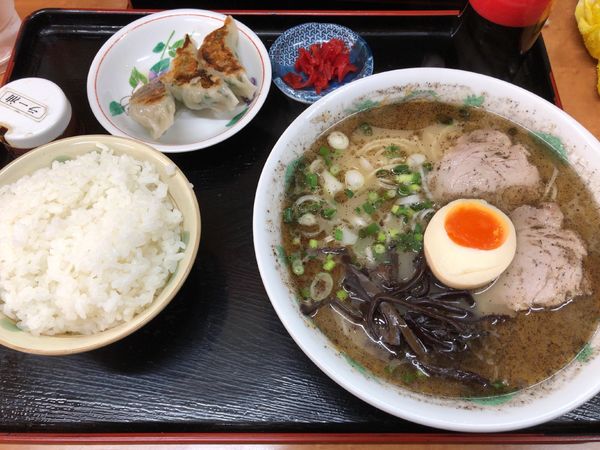 「豚骨ラーメン　餃子セット」@ラーメン 山河の写真