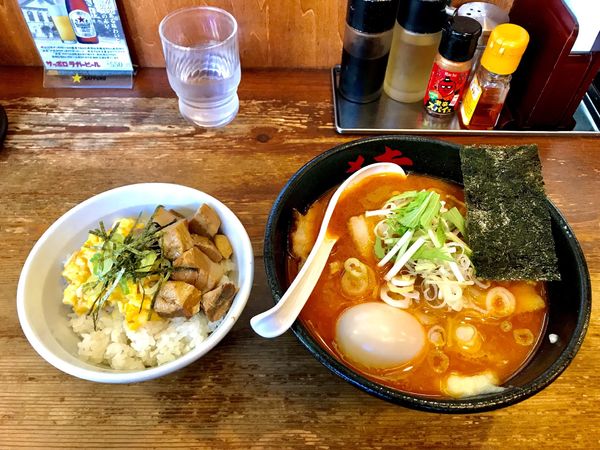 「赤猿ニンニクバターラーメン+味玉チャーシューチャーシュー丼」@麺や 猿の写真