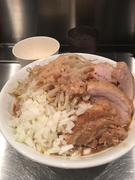 「小ブタ全増＋生卵＋タマネギ」@ブタゴリラの写真