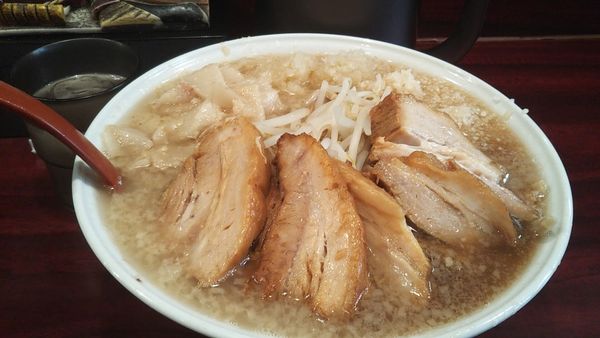 「ラー豚ダブルヤサイ少な目ニンニクタマネギマシマシ」@ゴリラーメンの写真