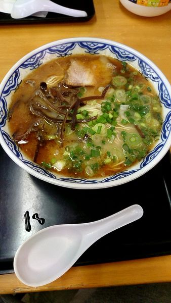 「黒ラーメン650円替え玉5個無料」@由丸製麺所の写真