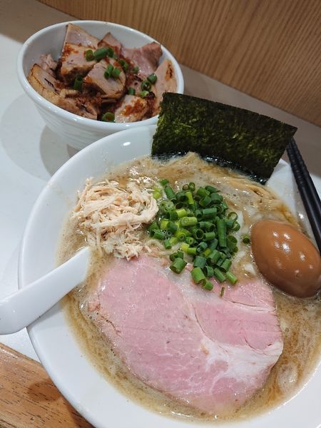 「濃厚塩ラーメン味玉入り＋日替わりご飯(という名のチャーシュー丼)」@麺屋 扇 SENの写真