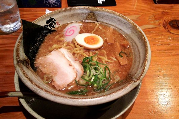「魚介豚骨醤油らーめん大盛り(1,023円)」@越後秘蔵麺 無尽蔵 しながわ家の写真