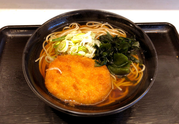 「コロッケそば(430円)」@名代 富士そば 巣鴨駅前店の写真