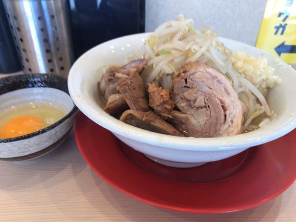 「ミニラーメン700円＋生卵50円」@ガッツリラーメンいち豚 福島本店の写真