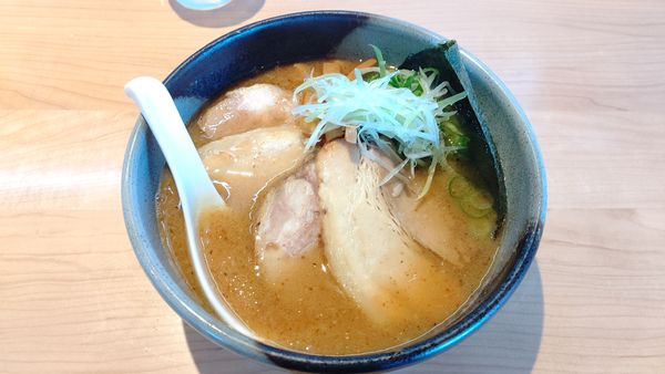 「焼豚らぁめん（太麺）」@製麺食堂 あぶみの写真