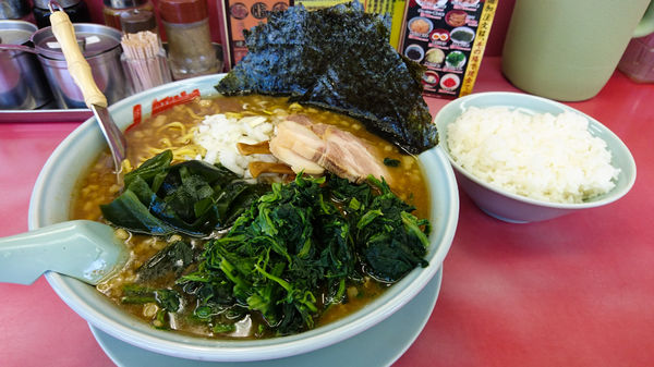 「限定/プレミアム醤油とんこつ+ほうれん草+他」@ラーメン山岡家 瑞穂店の写真