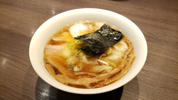 「醤油山水地鶏ワンタンらぁ麺1160円」@支那そばや 本店の写真