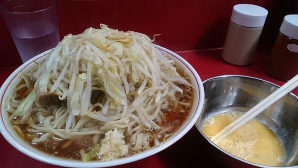 「大・生たまご・柔らかめ(ニンニク少しカラメ)￥８５０」@ラーメン二郎 越谷店の写真