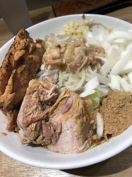 「たまラーメン 麺少なめ+炙り豚」@MEN YARD FIGHTの写真