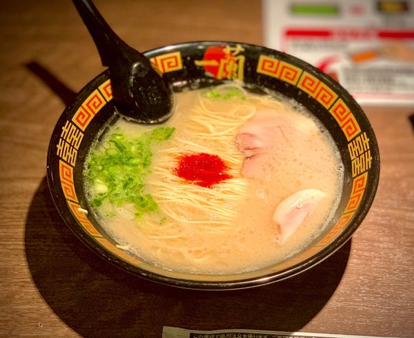 「天然豚骨ラーメン+替玉+茹で玉子」@一蘭 新宿中央東口店の写真