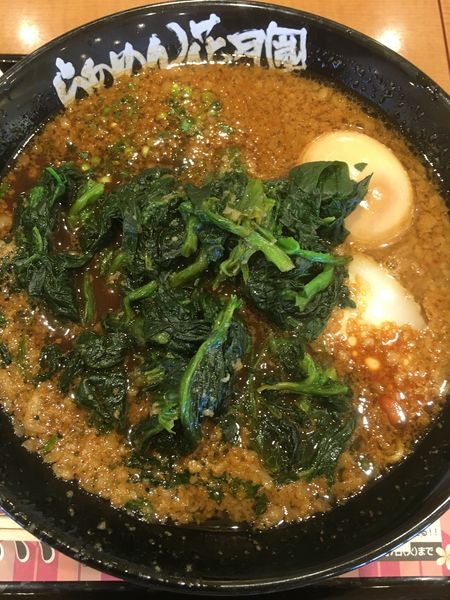 「嵐げんこつらあめん黒武者800円＋ホウレン草」@らあめん花月嵐 イトーヨーカドー三郷店の写真