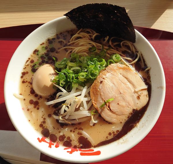 「なんつっ亭とんこつらーめん（950円）」@さがみ食堂の写真