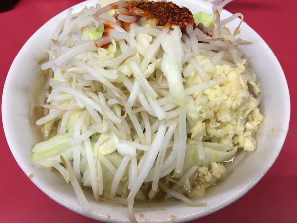 「小豚 玉子 ヤサイ ニンニク ラー油」@ラーメン二郎 千住大橋駅前店の写真