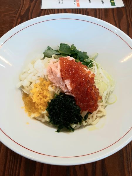 「サーモンとイクラと生のりと山葵の和えそば(飯割付) 950円」@拉麺 イチバノナカの写真