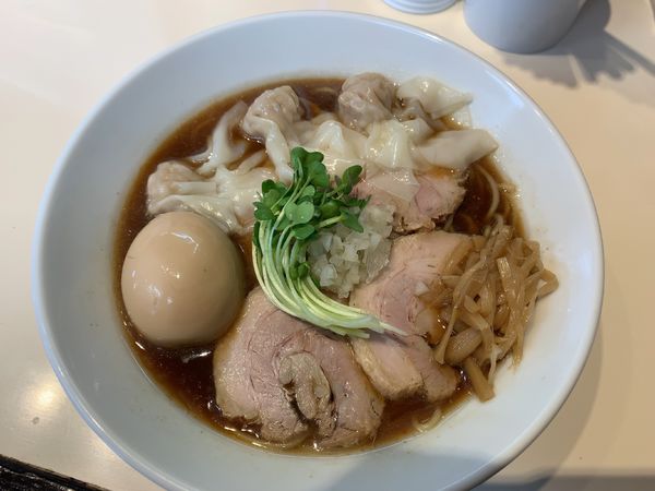 「黒だし特製よくばり麺980円」@らぁ麺 ひなたの写真