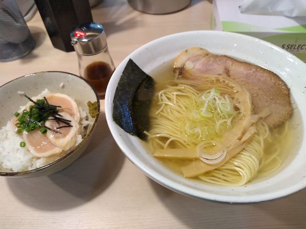 「ラーメン (塩) 750円 (大盛) たたき丼330円」@上州地鶏らーめん まるわの写真