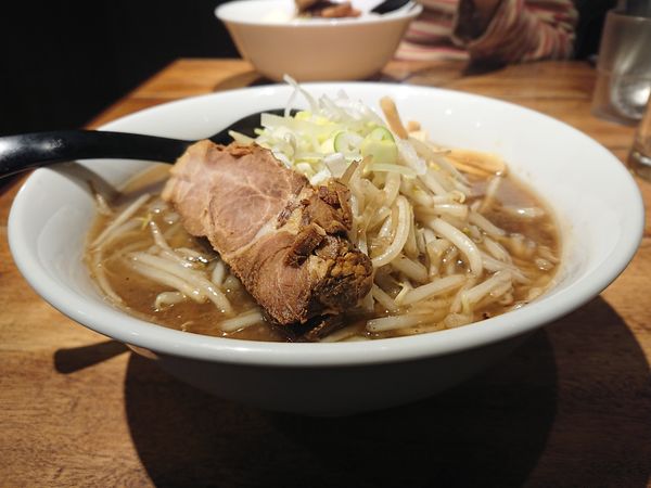 「醤油らぁめん＋炒めもやし」@札幌味噌麺 優の写真