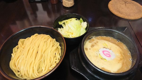 「つけ麺(880円)+特盛(100円)+キャベツ(100円)」@麺侍右京 反町店の写真