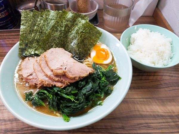 「本店ラーメン中盛 チャーシュートッピング」@横浜ラーメン 武蔵家 中野本店の写真