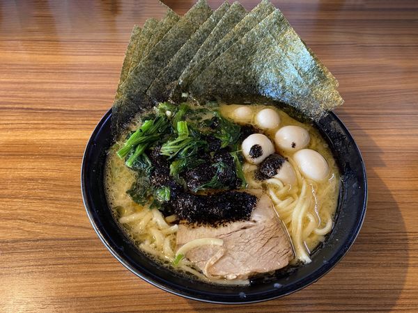 「ブラックラーメン830+法蓮草+海苔+鶉＝1130」@横浜家系ラーメン 道三家の写真