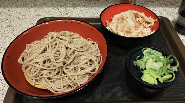 「ミニ梅だれ豚シャブ丼セット（もりそば）」@名代 富士そば 神谷町店の写真