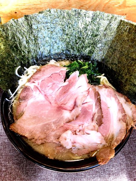 「家系チャーシュー麺醤油大盛り　海苔　中ライス」@替玉無双 豚ざむらいの写真
