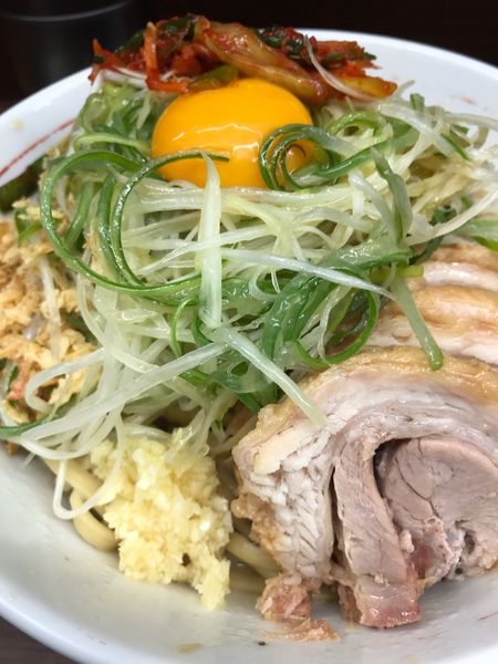 「小豚入り　汁無し　ネギ　ニラキムチ」@ラーメン二郎 横浜関内店の写真